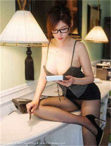 美女性